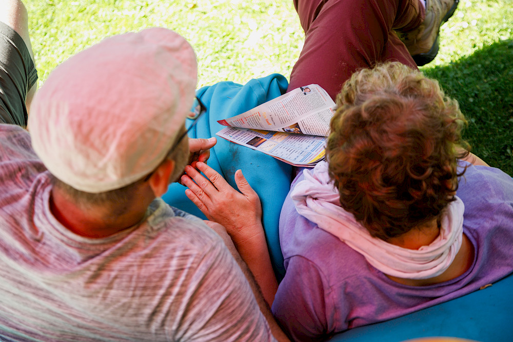 Bild zeigt Personen beim Zeitunglesen.