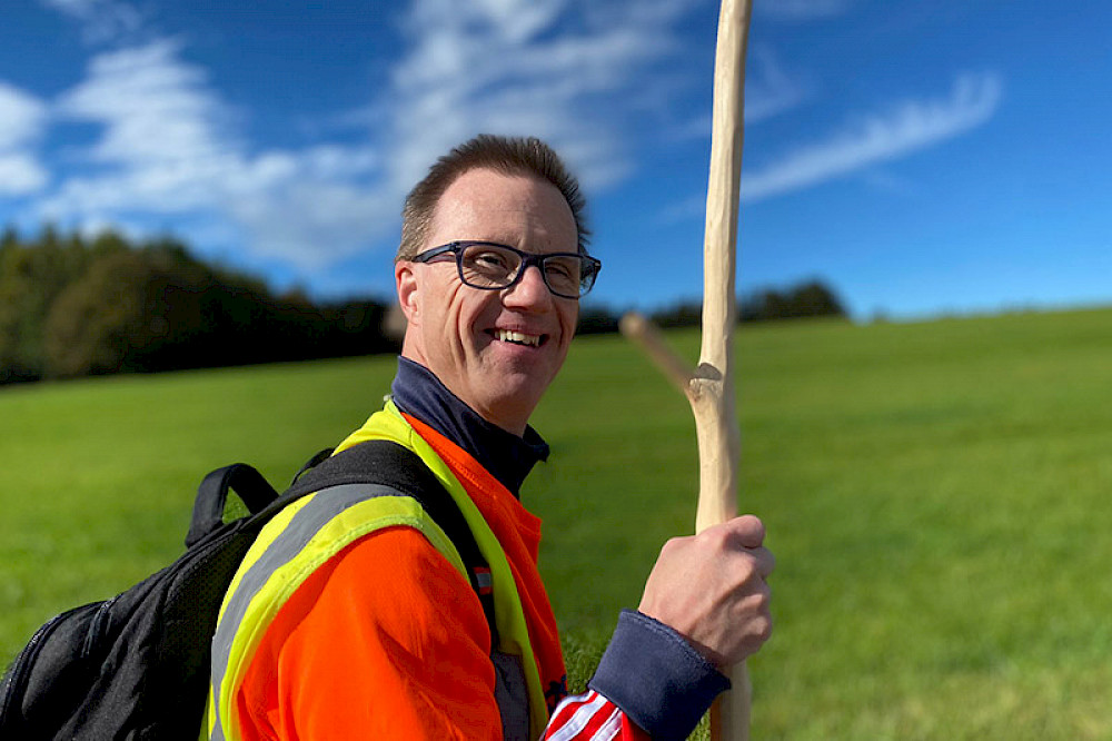 Bild zeigt eine Person beim Wandern.