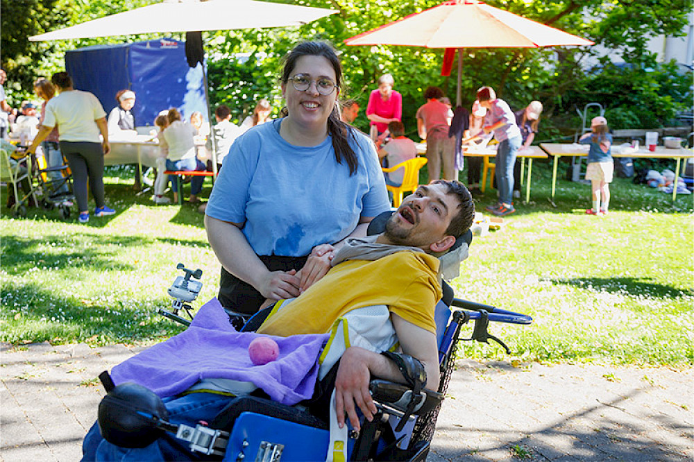 Bild zeigt zwei Personen beim Sommerfest.