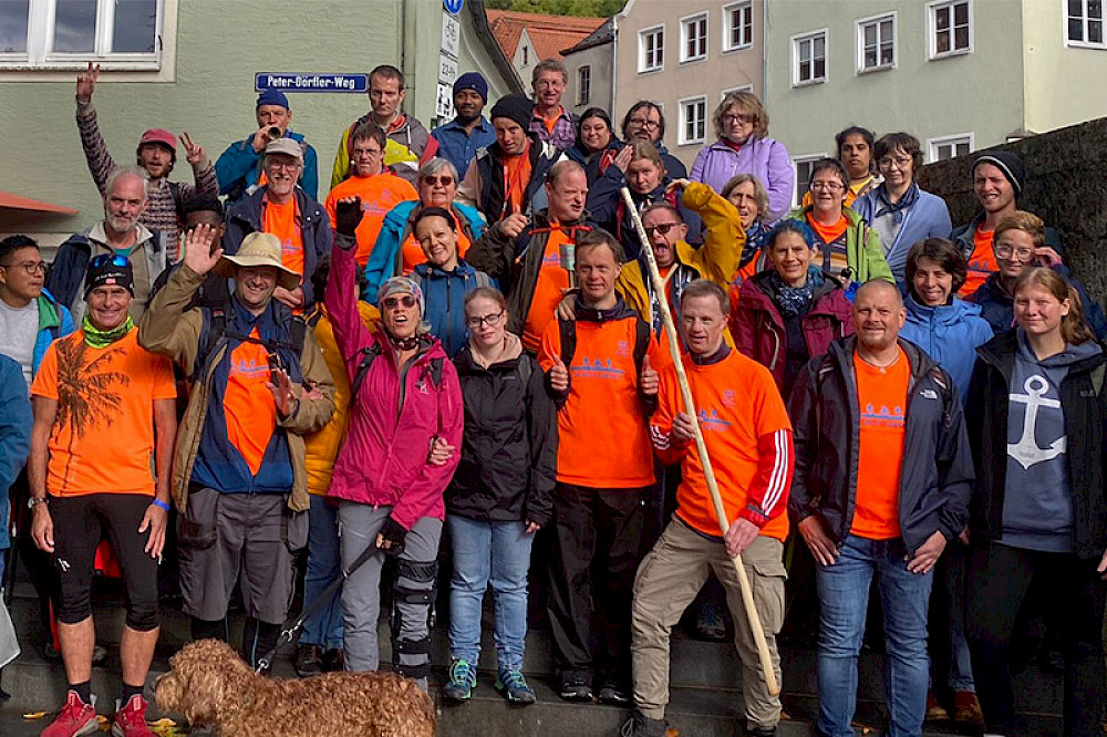 Bild zeigt eine große Gruppe Menschen.