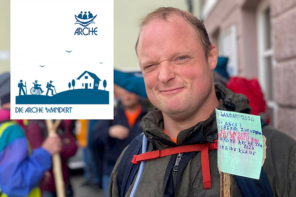Foto zeigt eine Person mit Wanderstock und das Logo „Die Arche wandert“.