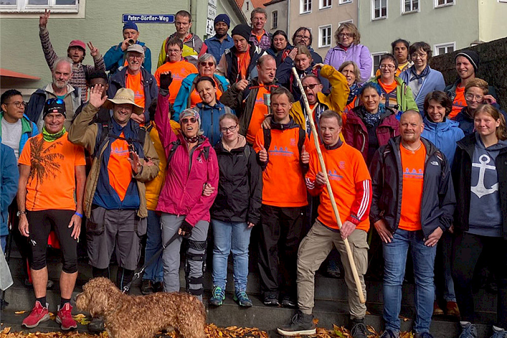Bild zeigt eine Gruppe Menschen in der Stadt.