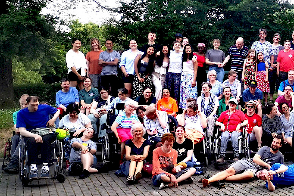 Bild zeigt eine große Gruppe Menschen.