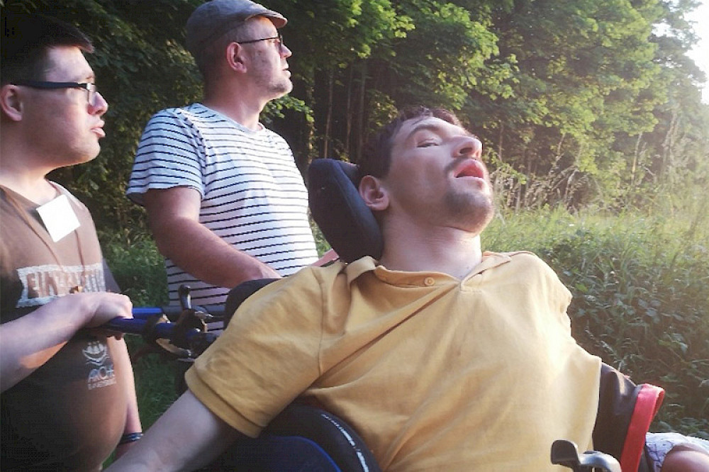 Bild zeigt eine Gruppe Personen in der Natur.