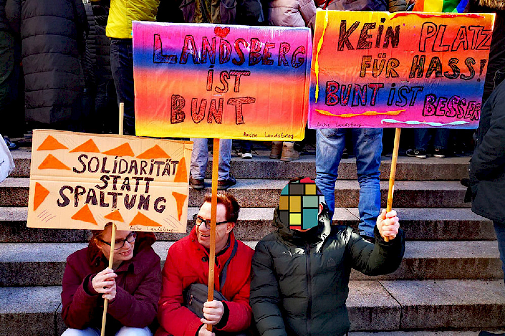 Bild zeigt Menschen bei einer Demonstration für Vielfalt.