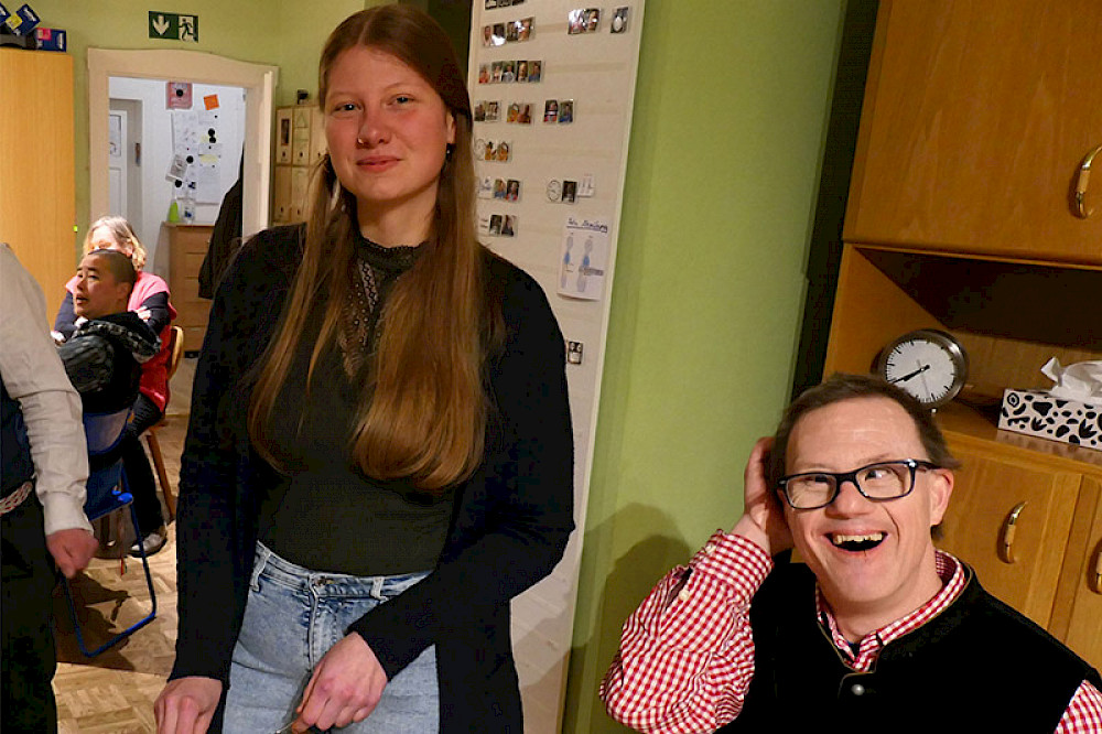 Bild zeigt zwei lachende Personen.