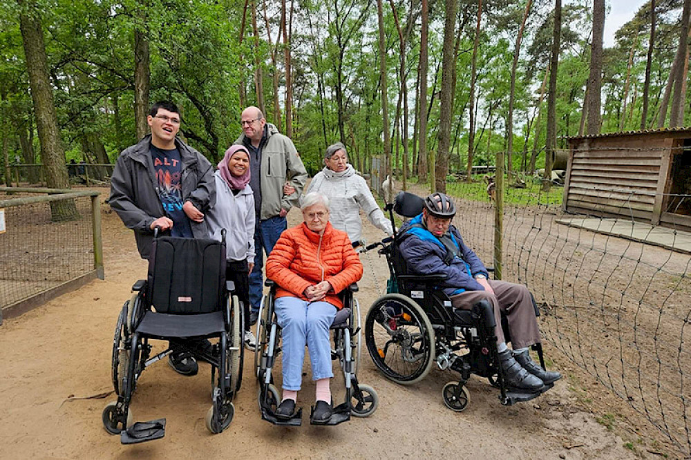 Bild zeigt eine Personengruppe beim Ausflug in den Tierpark.